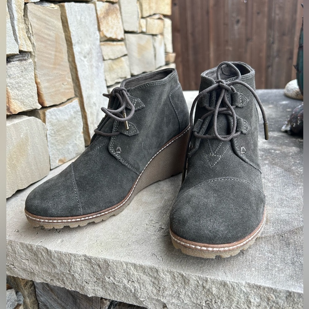 Toms olive green lace up suede ankle women’s boots NWOB Sz-9. F